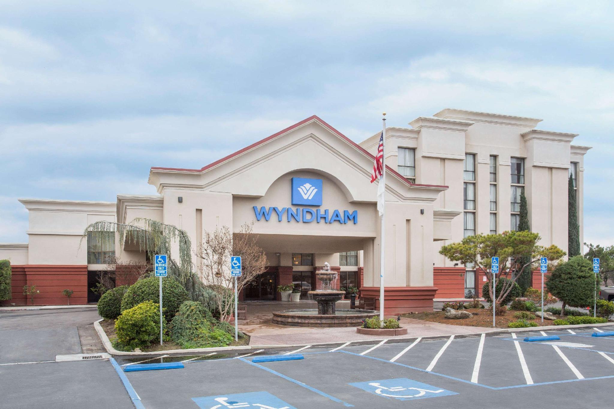 Wyndham Visalia Hotel Bagian luar foto