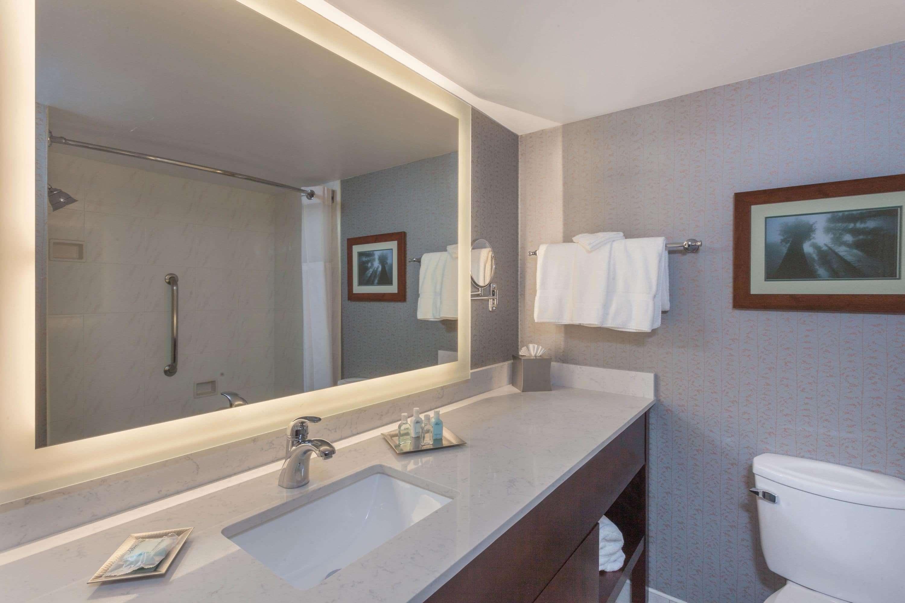 Wyndham Visalia Hotel Bagian luar foto