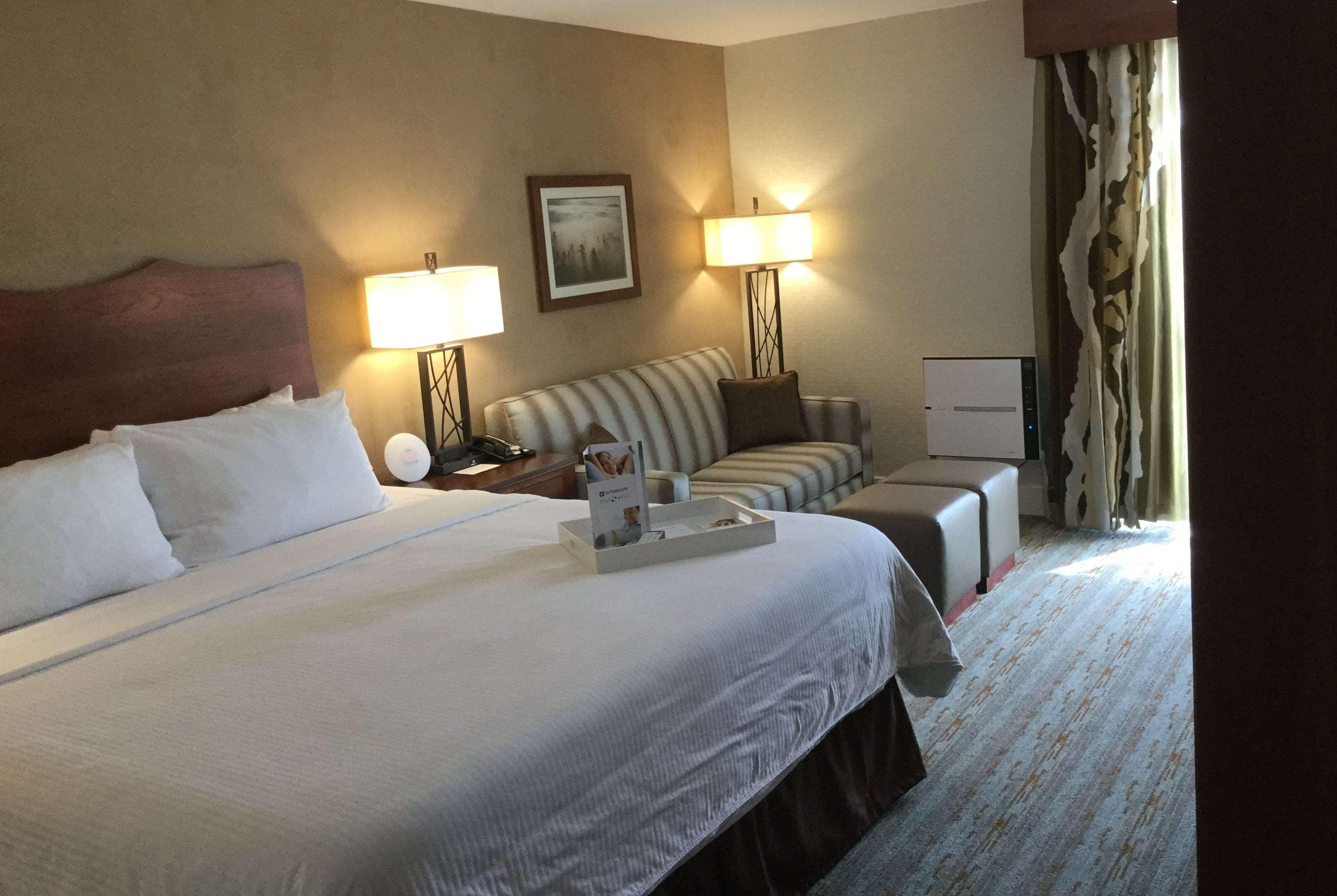 Wyndham Visalia Hotel Bagian luar foto