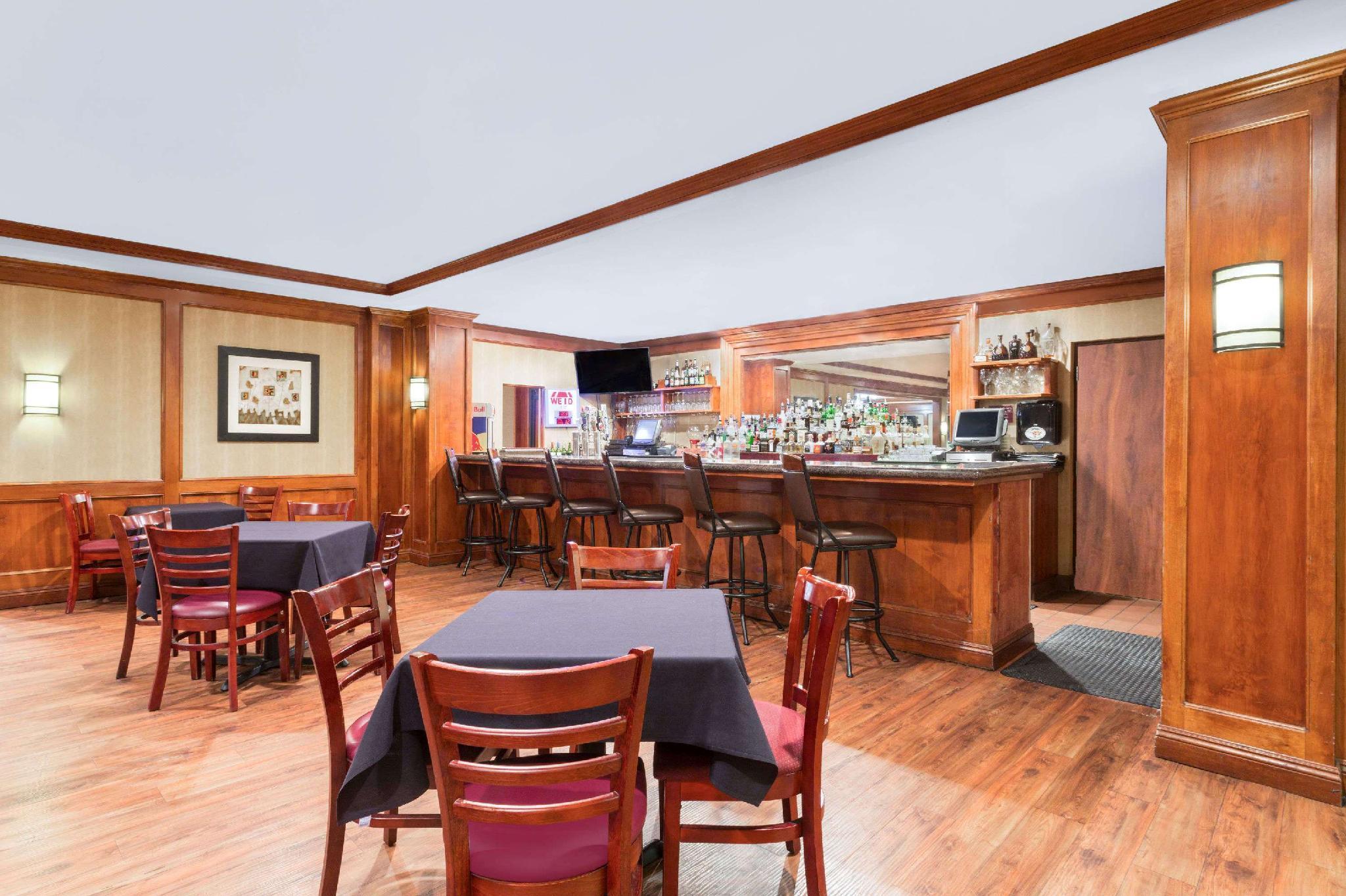 Wyndham Visalia Hotel Bagian luar foto