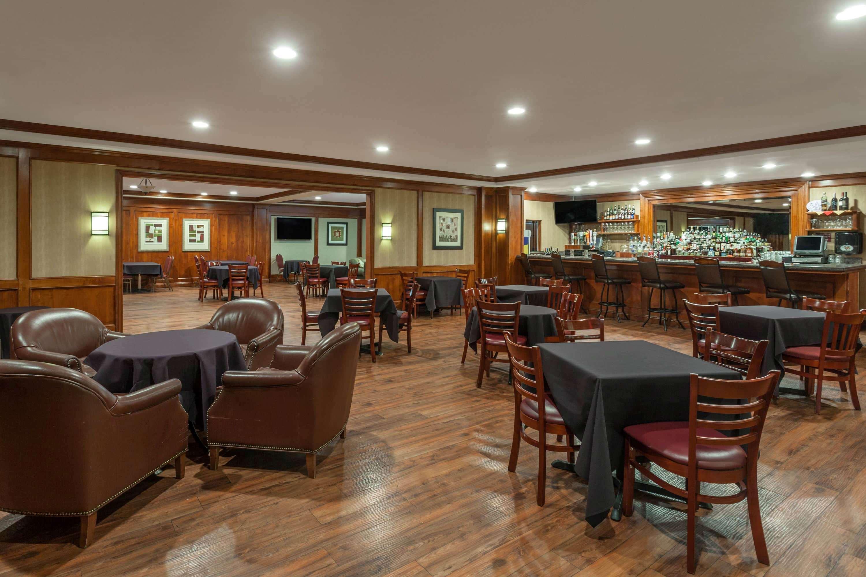 Wyndham Visalia Hotel Bagian luar foto