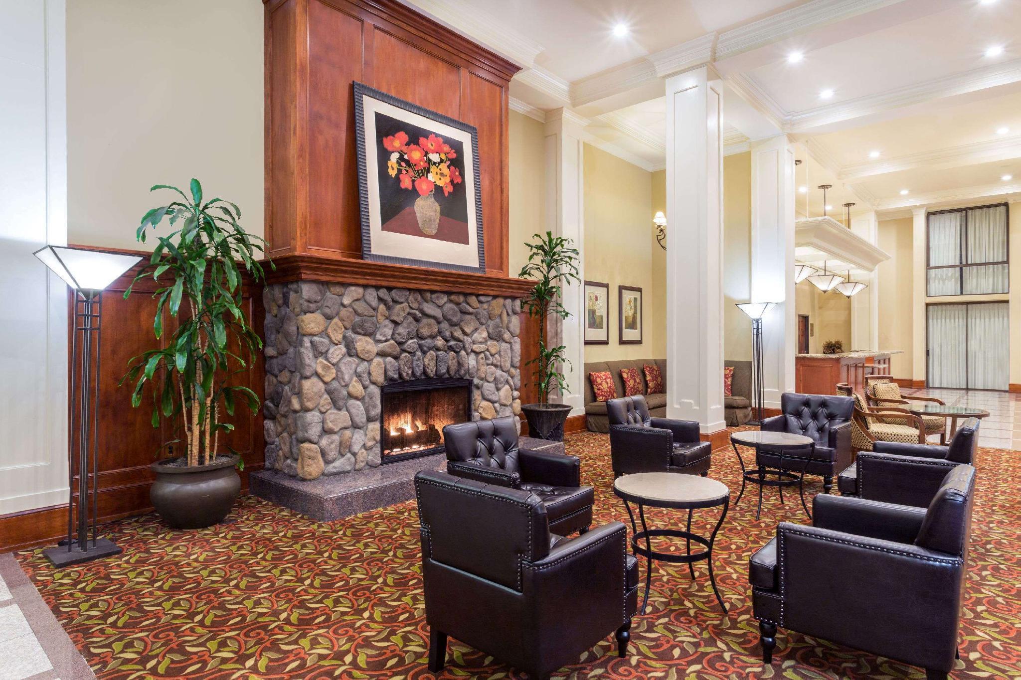 Wyndham Visalia Hotel Bagian luar foto