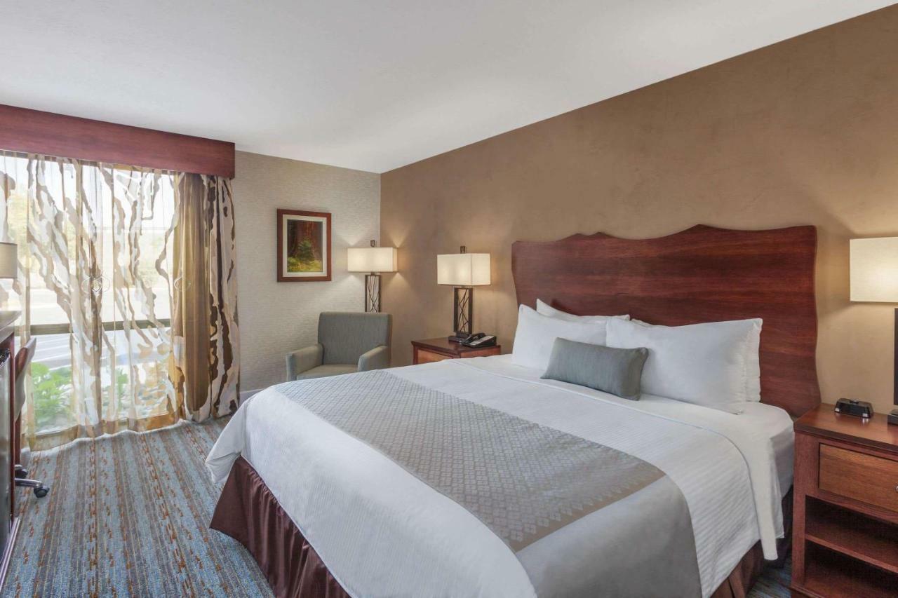 Wyndham Visalia Hotel Bagian luar foto