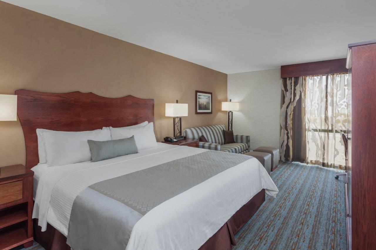 Wyndham Visalia Hotel Bagian luar foto