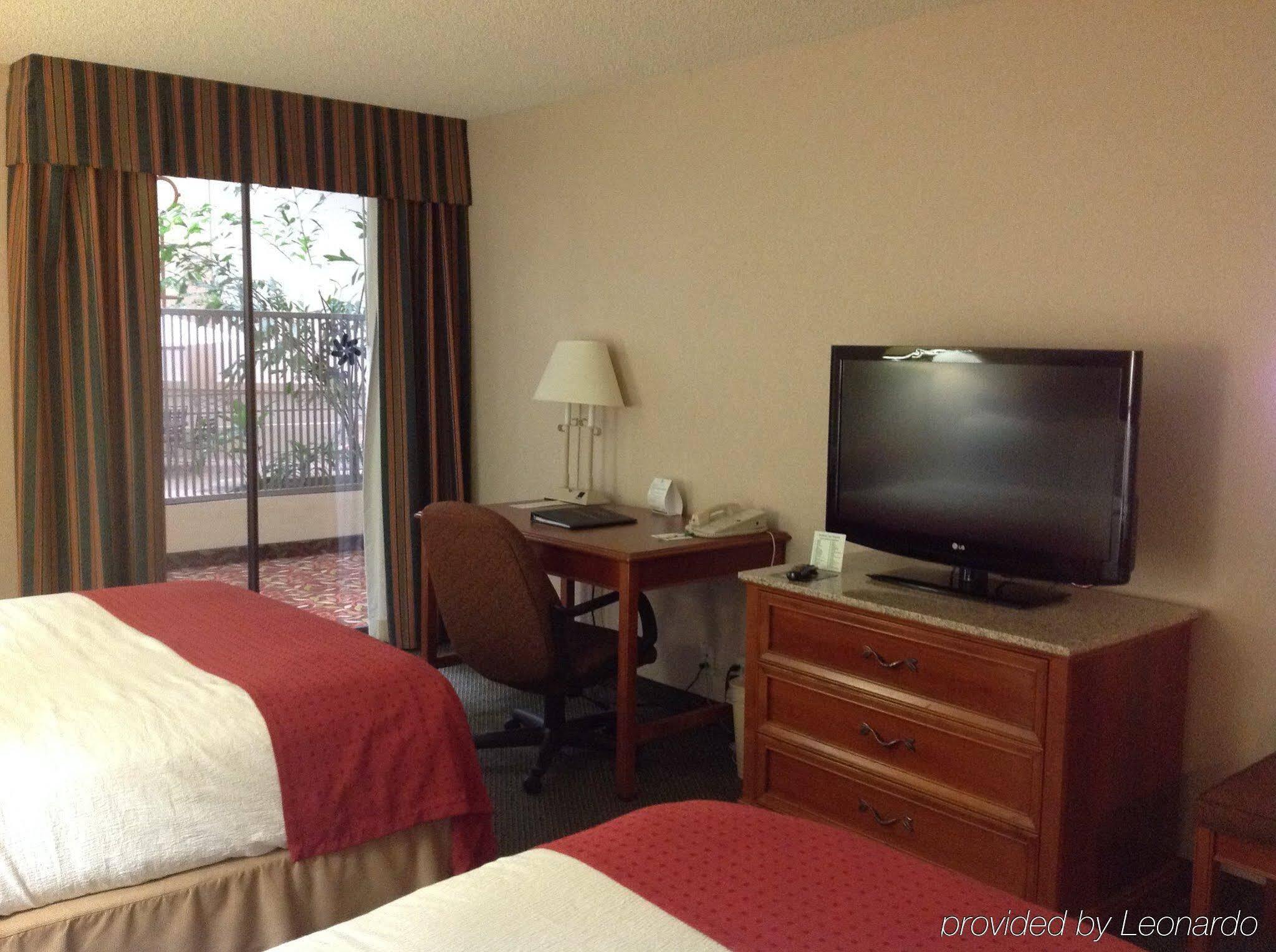 Wyndham Visalia Hotel Bagian luar foto